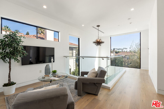 Building Photo - 1621 N Fairfax Ave
