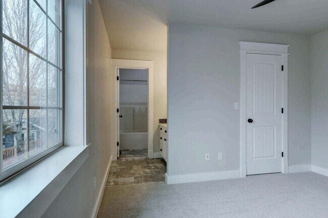 Building Photo - Beautiful home perfect for entertaining