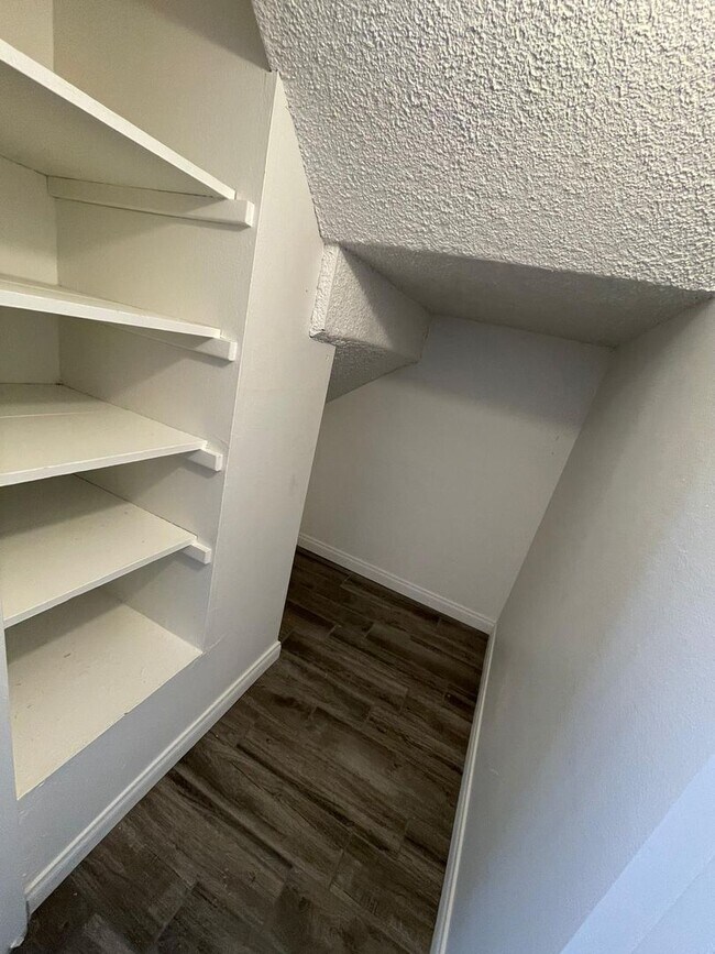 Building Photo - Lovely 3 Bedroom 1.5 Bath Condo