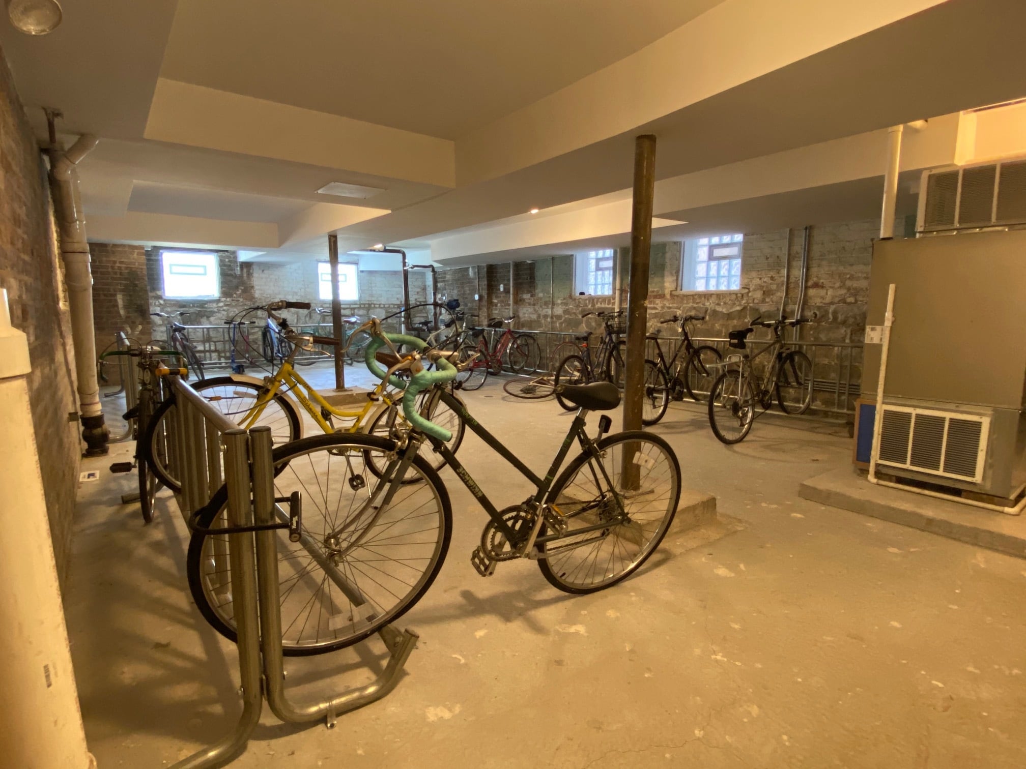 Building Photo - 1704 W Sunnyside Ave