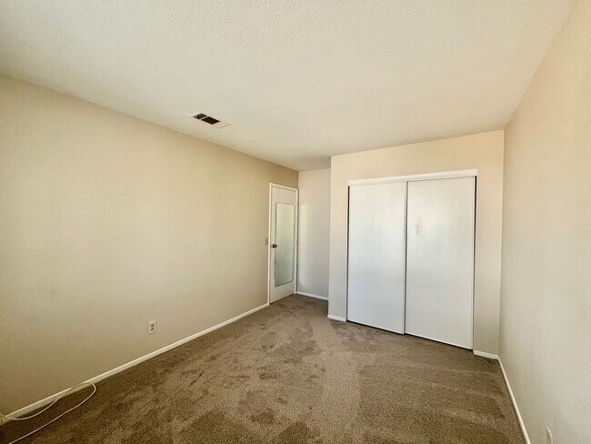 Building Photo - Gorgeous 4 Bedroom Home with Pool & Spa Located in The Lakes