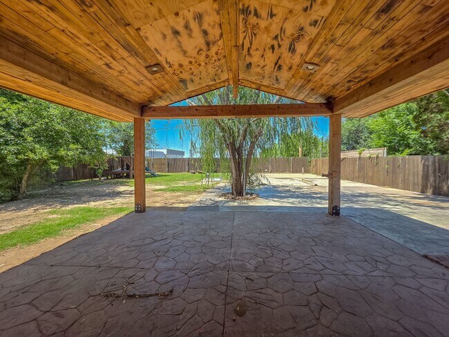 Building Photo - Charming 3-Bed, 2.5-Bath Home in Bethany w...