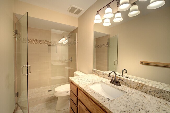 Building Photo - 5bd/3.5ba Bellevue House