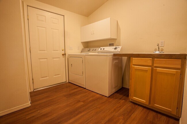 Building Photo - 4040 Summitview Dr