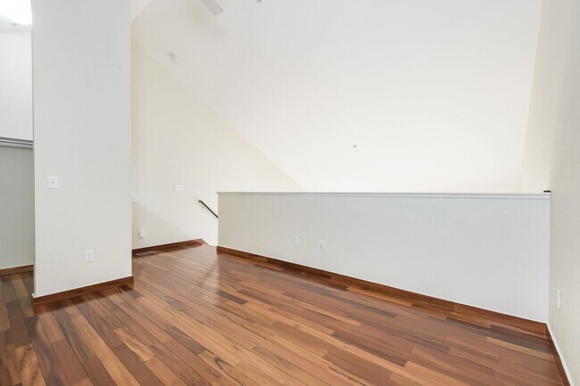 Building Photo - Top Level One Bedroom Condo in Rhino