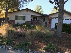 Building Photo - 3 Bedroom/2 Bath Home in Quiet Cul-de-sac