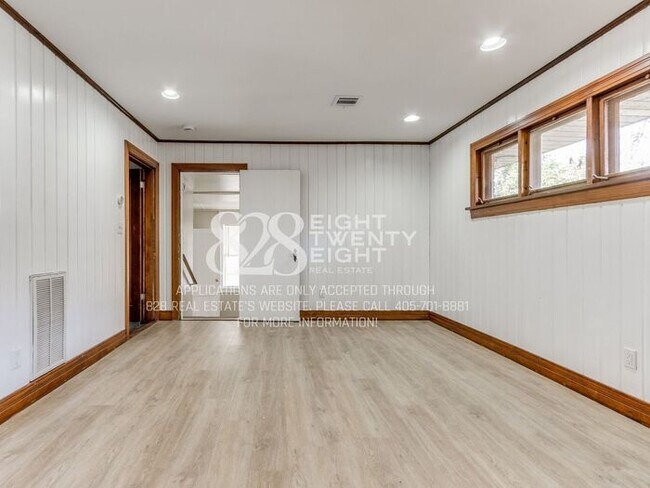 Building Photo - **AVAILABLE NOW!** 3 BED/2 BATH DUPLEX - CLOSE TO CAMPUS!