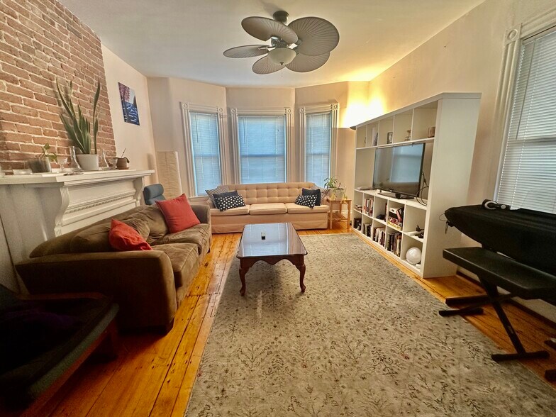 Building Photo - 166 Magazine St