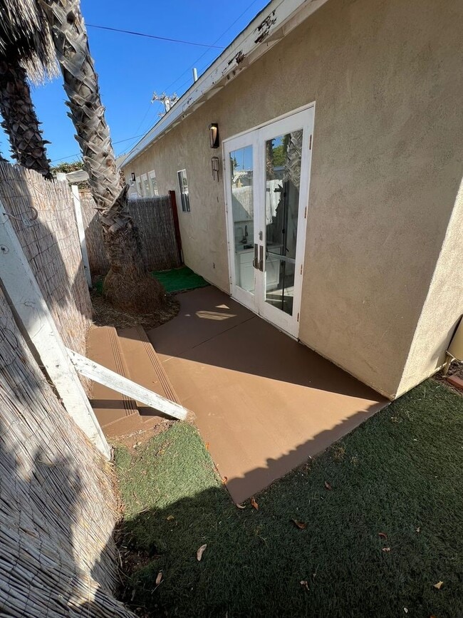 Building Photo - Charming 1BR/1BA w/Private Yard.  A Few Blocks From The Beach!