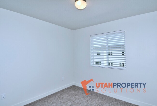 Building Photo - 1013 W 400 S
