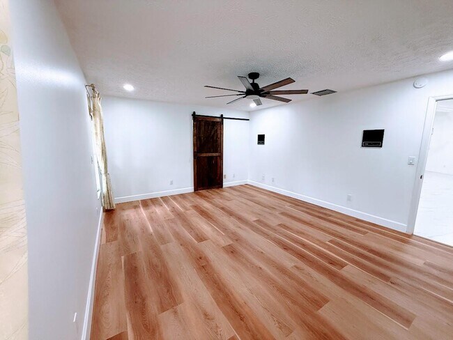 Building Photo - 465 SE Naranja Ave