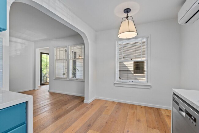 Building Photo - 2Bd/1Ba Seattle Duplex