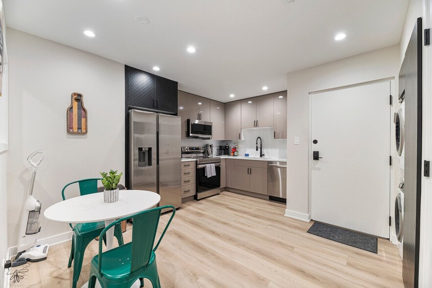 Building Photo - 2316 W Estes Ave