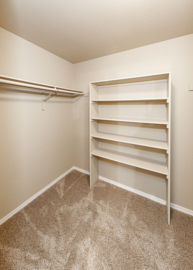 Building Photo - Stunning 5 Bedroom, 3.5 Bath Remodeled Hom...