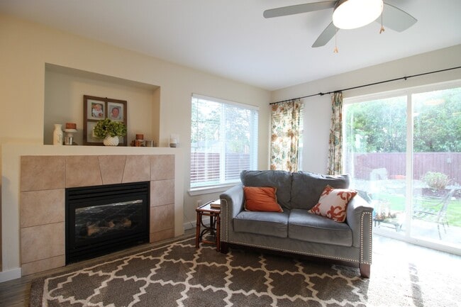 Building Photo - 4 Bed 2.5 Bath - Custom Upgrades - Small Dog - NAS Whidbey