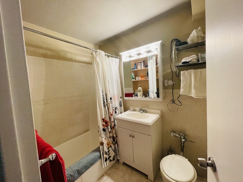 Building Photo - 6030 N Sheridan Rd