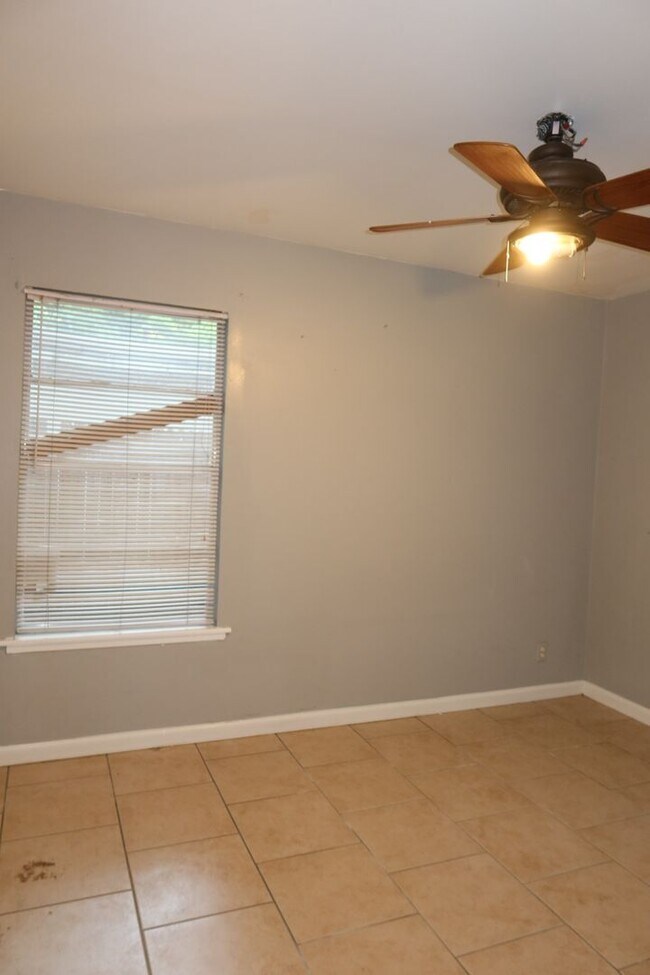Building Photo - Chesterfield Duplex  N/M