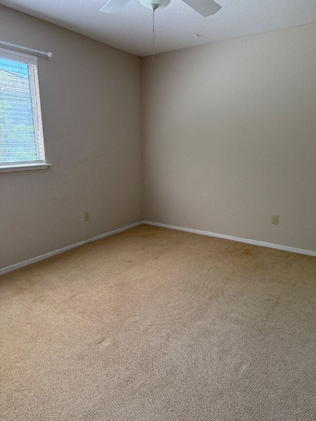 Building Photo - Charming 3 Bedroom 2.5 Bathroom Home in Pr...