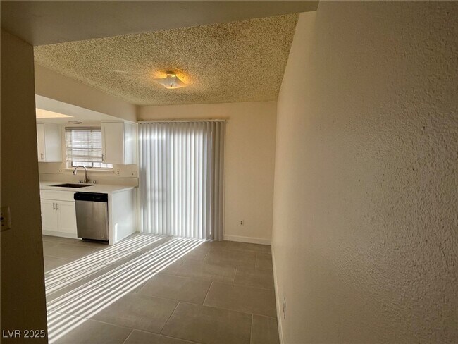 Building Photo - 2112 Sun Ave