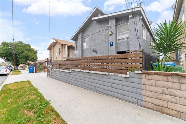 Building Photo - 663 W 2nd St