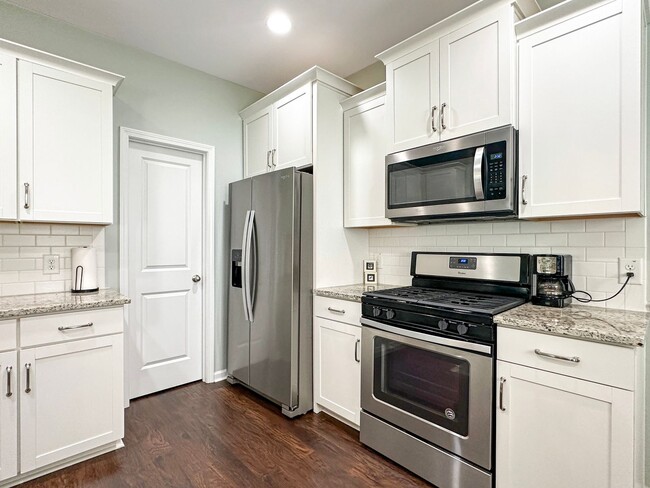 Building Photo - Fully Furnished 3 Bedroom, 2.5 Bathroom Ho...