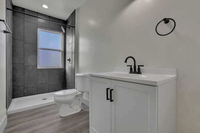 Building Photo - 807-809 E Deshler Ave