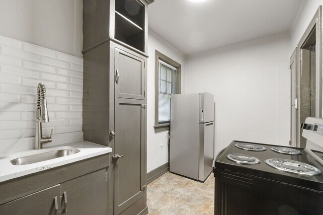 Building Photo - 16 N Broadway St