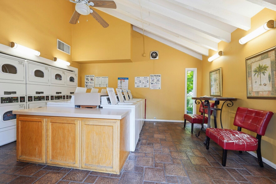 Building Photo - 523 Woodside Oaks
