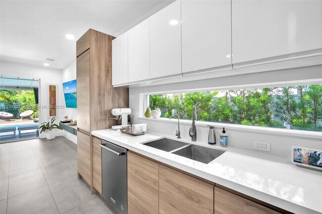 Building Photo - 3167 SW 25th St