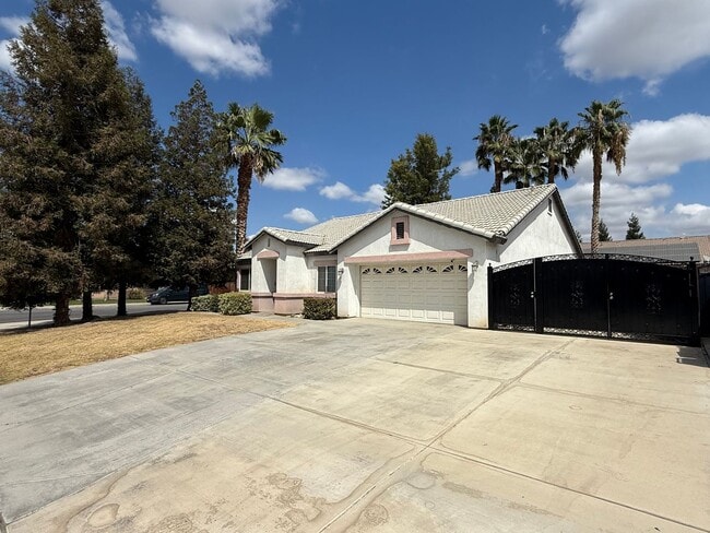 Building Photo - Spacious 4-Bedroom Home in Southwest Baker...
