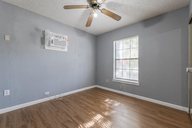 Building Photo - 875 Plainview Dr