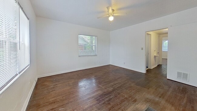 Building Photo - Charming Apartment with Wood Floors & Convenient Amenities