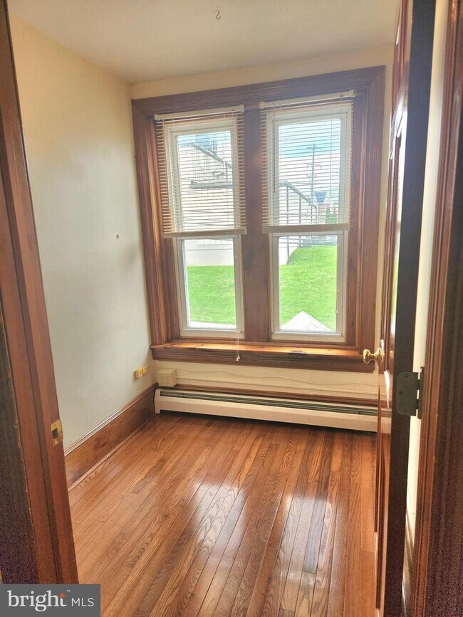 Building Photo - 153 2nd Ave