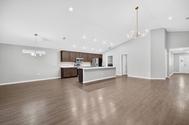 Building Photo - New Spacious 4 Bed - W/Amenities!