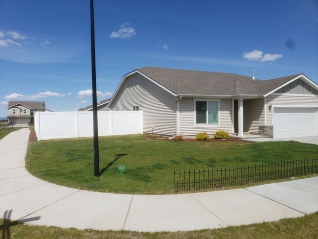 Building Photo - 3 Bedroom, 2 Bath Airway Heights Rancher that is less than 2 years old
