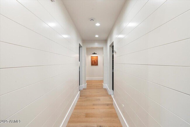 Building Photo - 8014 E Del Tesoro Dr