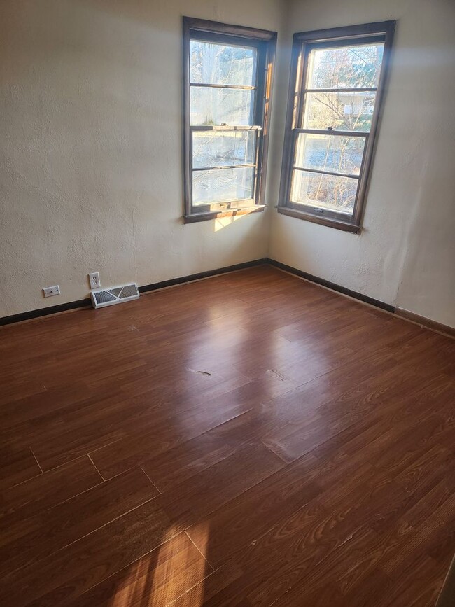 Building Photo - 3 Bedroom 2 Bath House with Attached Garage