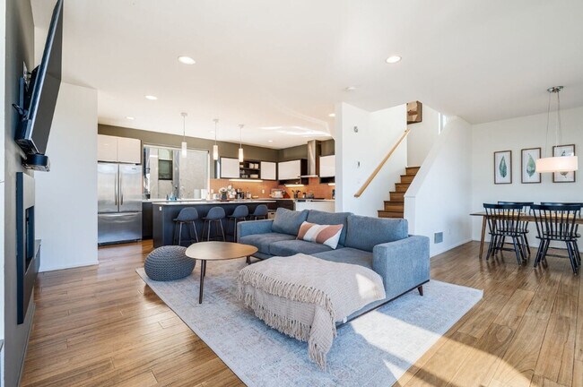 Building Photo - 2323 W Crockett St