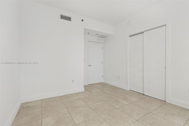 Building Photo - 1060 Brickell Ave