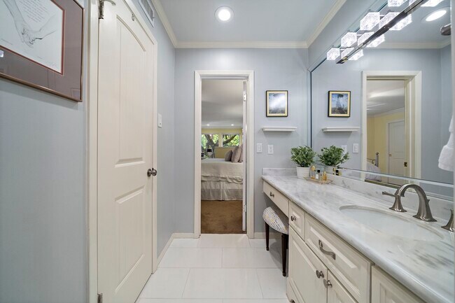 Building Photo - 8944 Chatsworth Dr