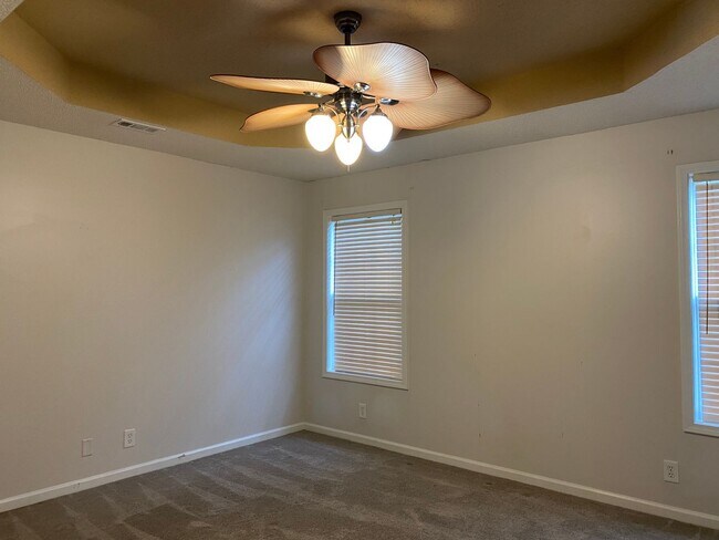 Building Photo - Great Location!!3 Bed/2.5 Bath near exit 1...