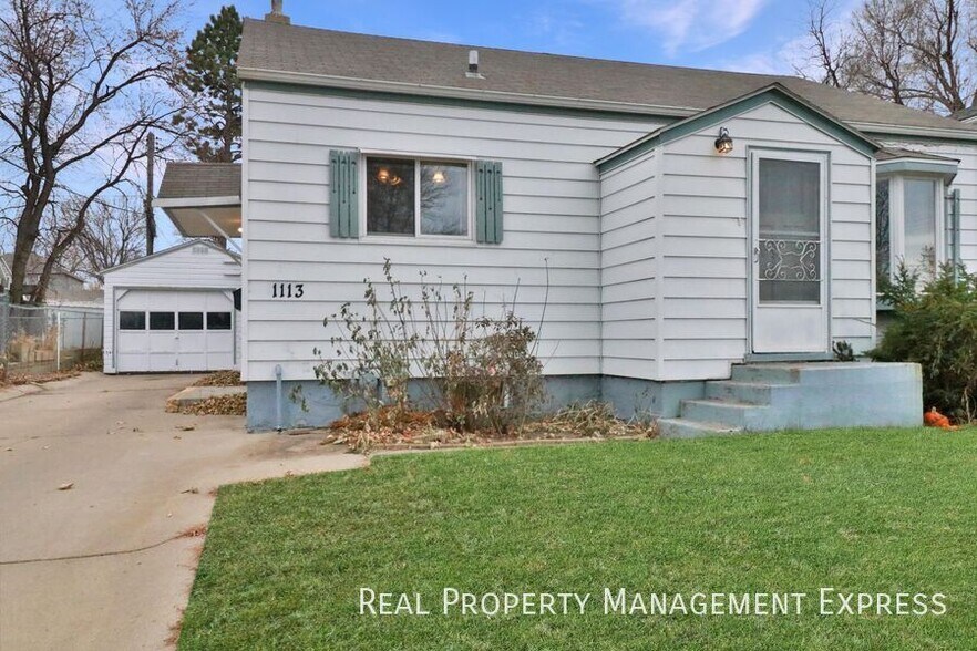 Primary Photo - 3 Bedroom 1.5 Bath Near Downtown with Fenc...