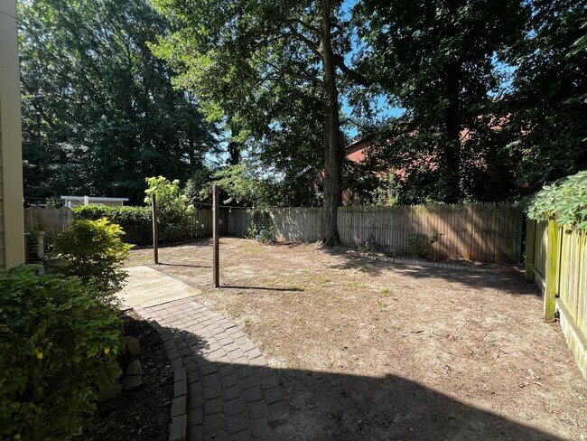 Building Photo - Updated brick ranch in REDWING