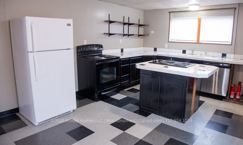 Kitchen - 1024 W Trindle Rd