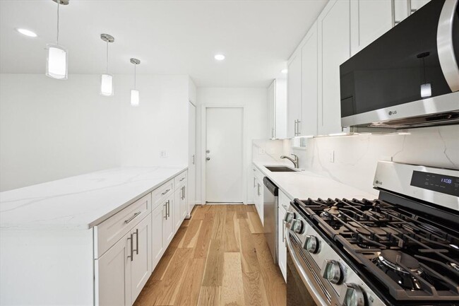 Building Photo - 5602 Hialeah Dr