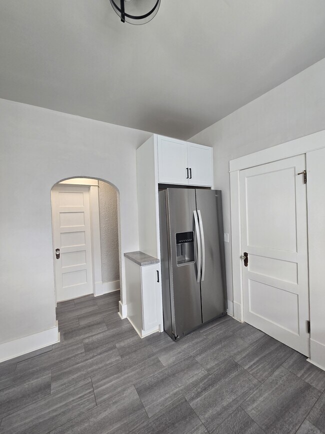 Building Photo - 250 Millwood N