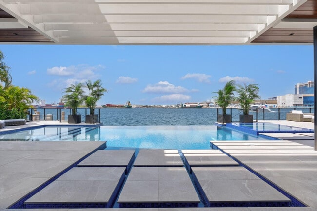 Building Photo - 1957 Harbourview Dr