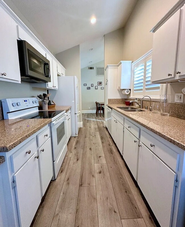 Building Photo - "Chic & Cozy 1-Bedroom Furnished Gem with ...