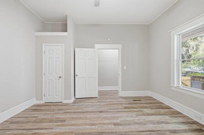 Building Photo - 1007 E Park Ave