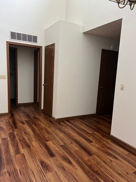 Building Photo - 2137 Versailles Village Pl